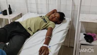 बांदा: बनिया खोड़ गांव में कंडे भरते समय किशोर को जहरीले सांप ने काटा, परिजनों ने जिला अस्पताल में कराया भर्ती