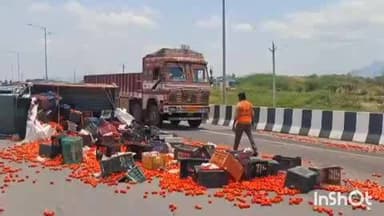 రేణిగుంట సమీపంలోని ఎలమండ్యం చెరువు వద్ద టమాటాల లారీ బోల్తా