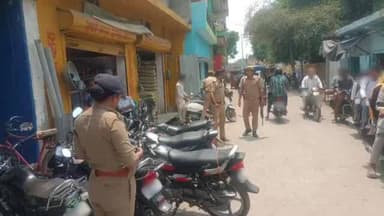 तिलहर: पुलिस क्षेत्राधिकारी ने नगर क्षेत्र में विभिन्न बैंकों और एटीएम के बाहर चलाया चेकिंग अभियान