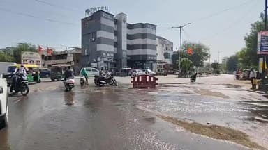 વડોદરા: કાળઝાળ ગરમી વચ્ચે પાણીનો વેડફાટ,મુખ્ય માર્ગ પર પાણીની લાઈન ફાટતા ભર ઉનાળે ચોમાસા જેવો માહોલ સર્જાયો