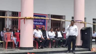 ফরিদপুর দুর্গাপুর: দুর্গাপুর মহকুমা মডেল আদালতে পরিকাঠামো ও দুর্নীতির অভিযোগে বার অ্যাসোসিয়েশনের ডাকে আইনজীবীদের কর্মবিরতি