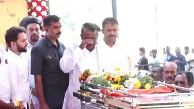 ಪಾವಗಡ: ಚಳ್ಳಕೆರೆಯಲ್ಲಿ ಗೆಳೆಯನ ಪಾರ್ಥಿವ ಶರೀರದ ಬಳಿ ಬಿಕ್ಕಿ-ಬಿಕ್ಕಿ ಅತ್ತ ಮಾಜಿ ಸಚಿವ ವೆಂಕಟರಮಣಪ್ಪ