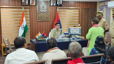 #SP_BHADOHI श्री अभिनव त्यागी द्वारा पुलिस कार्यालय में जनसुनवाई करते हुए आने वाले शिकायतकर्ताओं की समस्याओं को सुना गया...