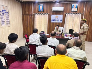 #ASP_BHADOHI श्री शुभम अग्रवाल द्वारा पुलिस कार्यालय में जनसुनवाई करते हुए आने वाले शिकायतकर्ताओं की समस्याओं को सुना ग...