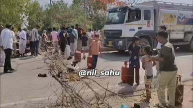 केकड़ी में गैस किल्लत से परेशान लोगों ने सड़क पर किया विरोध,खाली टंकियां रख हाईवे पर लगाया जाम पुलिस ने खुलवाया... #updat...