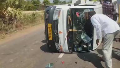 ములుగు: బోర్ నరసాపురం మూలమలుపు వద్ద టాటా మ్యాజిక్ బోల్తా.. పలువురికి గాయాలు