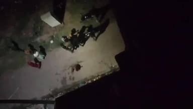 चरखारी: चरखारी में बर्थडे पार्टी में हुड़दंग रोकने पर दबंगों ने घर में घुसकर परिवार को पीटा, मारपीट का वीडियो वायरल