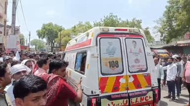 सीतामऊ में भारी आक्रोश के चलते प्रदर्शन कर रहे व्यापारियों ने लदुना चौराहे पर किया चक्काजाम, कई वाहन जाम में फंसे सिर्फ ...