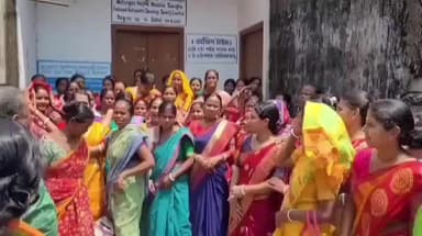 তুফানগঞ্জ ২: একাধিক অভিযোগ তুলে মহিষ কুচি ১ GP র মহিলা উন্নয়ন সংঘের ঘরে তালা ঝুলিয়ে বিক্ষোভ বিভিন্ন স্বনির্ভর গোষ্ঠীর সদস্যদের