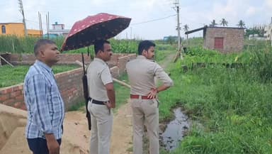 ব্যারাকপুর ২: ঝোপের ভিতর ব্যাগভর্তি তাজা বোমা উদ্ধার, চাঞ্চল্য ভাটপাড়ার আনন্দনগরে
