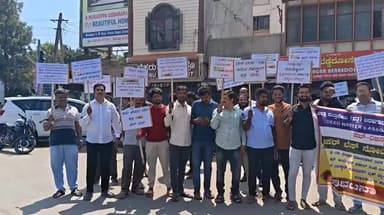 ದಾವಣಗೆರೆ: ಆಸ್ತಿ ನೋಂದಣಿಯಲ್ಲಿ ಪೇಪರ್ ಲೆಸ್ ಪದ್ಧತಿ ರದ್ಧುಗೊಳಿಸಲು ಆಗ್ರಹಿಸಿ ನಗರದಲ್ಲಿ ಪತ್ರ ಬರಹಗಾರರ ಪ್ರತಿಭಟನೆ