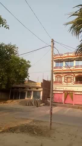 आधी में टूटा हुआ तार सहित पोल खंभे सहित तार टूट गया है जिससे बिजली विभाग 4 दिन हो गया कोई भी complain नहीं ले पाया है।