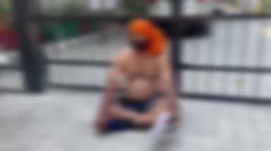 ਬਰਨਾਲਾ: ਡੀਸੀ ਦਫਤਰ ਨੇੜੇ ਕੱਪੜੇ ਉਤਾਰ ਕੇ ਭੁੱਖ ਹੜਤਾਲ ਤੇ ਬੈਠਾ ਇੱਕ ਵਿਅਕਤੀ ਕੂੜੇ ਦੇ ਡੰਪ ਦੇ ਖਿਲਾਫ