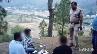 सोमेश्वर: सोमेश्वर में 'ऑपरेशन मर्यादा' के तहत सार्वजनिक स्थान पर शराब पीकर हंगामा करने वालों पर पुलिस ने की कार्रवाई