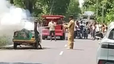 बिसवां: रेउसा क्षेत्र में खरौहां और खुरवालिया के बीच चलते सीएनजी ऑटो में लगी भीषण आग, चालक ने कूदकर बचाई अपनी जान
