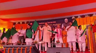 घोसी: दोहरिघाट इलाके में हंगामे के बीच मेमू ट्रेन को सांसद राजीव राय और मंत्री एकेशर्मा ने हरी झंडी दिखाकर रवाना किया