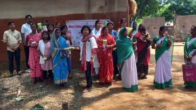 नीमडीह: बुरूडीह सबर टोला में मासिक धर्म स्वच्छता जागरूकता कार्यक्रम, महिलाओं और किशोरियों को सैनिटरी नैपकिन वितरित
