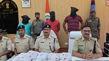 सिमडेगा: सिमडेगा पुलिस ने भारी मात्रा में गांजा, तस्कर और हथियार बरामद किए