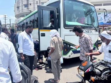 బస్టాండ్ వద్ద రోడ్డు ప్రమాదం రోడ్డు దాటుతున్న వ్యక్తిని ఢీ కొట్టిన ఆర్టీసీ బస్సు mgm హాస్పిటల్ కి తరలింపు