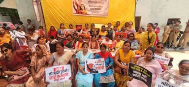 नारी सम्मान पर भाजपा महिला मोर्चा का सपा सांसद उत्कर्ष वर्मा के घर के बाहर जोरदार प्रदर्शन।
#LakhimpurKheri #BJPMahilaM...