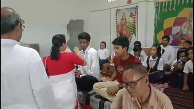 শীতলকুচি: মাধ্যমিকে কৃতী ছাত্রদের সংবর্ধনা দিল শীতলকুচি সারদা শিশু তীর্থের শিক্ষক-শিক্ষিকা সহ পড়ুয়াড়া