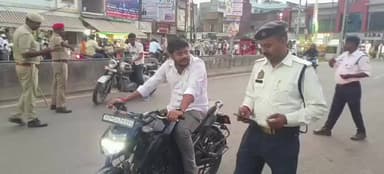 मऊ: मऊ पुलिस अधीक्षक कमलेश बहादुर जी के निर्देशन में जनपद के सभी थानों ने यातायात के विरुद्ध चलाया चेकिंग अभियान