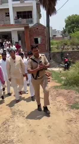 मऊ: महिला आरक्षण बिल पर प्रदर्शन करने पहुंचीं भाजपा महिला मोर्चा की कार्यकर्त्रियों को सांसद राजीव राय ने दी जानकारी