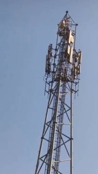 नवाबगंज थाना क्षेत्र के सम्हई गांव में एक लड़की टावर पर चढ़ गई है। सूचना मिलते ही प्रभारी निरीक्षक, थाना नवाबगंज * के न...