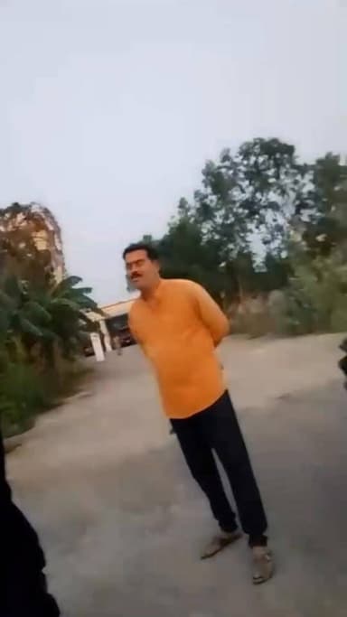 प्रयागराज थाना घूरपुर अंतर्गत गौहनिया फायर ब्रिगेड कर्मी की गुंडागर्दी महिला को सरेआम गाली गलौज करते हुए विडियो वायरल