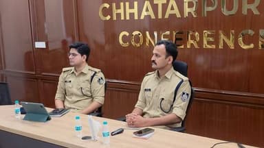 छतरपुर के कंट्रोल रूम में शुरू हुई नवागत एसपी की पहली क्राइम मीटिंग,
छतरपुर एसपी रजत सकलेचा ले रहे मीटिंग,
एसडीओपी,थाना...