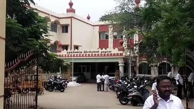 தூத்துக்குடி: விஜய் பதவி ஏற்றதை தொடர்ந்து நீதிமன்றம் முன்பு தமிழக வெற்றிக்கழக வழக்கறிஞர்கள் பட்டாசு வெடித்து இனிப்பு வழங்கி கொண்டாட்டம்