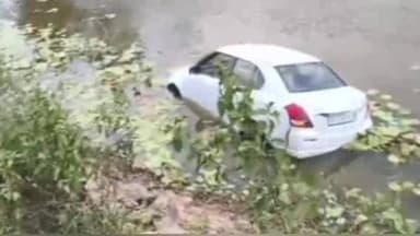 ಆಲೂರು: ಮುದ್ದನಾಯ್ಕನಹಳ್ಳಿ ಕೆರೆಗೆ ಉರುಳಿದ ಕಾರು: ತಂದೆ-ಮಗ ಪ್ರಾಣಾಪಾಯದಿಂದ ಪಾರು