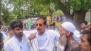 झुंझुनू: पूर्व मंत्री राजेंद्रगुढ़ा की अगुवाई में कलक्ट्रेट पर मुस्लिम समाज ने किया प्रदर्शन, पुलिस-प्रशासन पर लगाए भ्रष्टाचार के आरोप