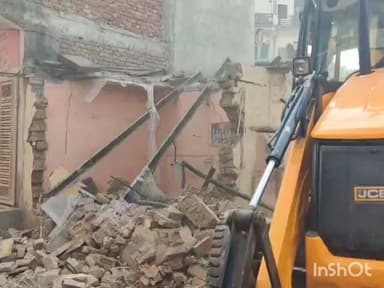 गुरुग्राम: अवैध शराब बेचने और बिना अनुमति डेयरी चलाने पर पुलिस ने किया ध्वस्त