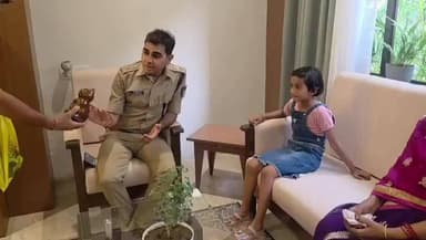 नरसिंहपुर: पुलिस अधीक्षक ने लौटाई मासूम बच्ची की मुस्कान, चोरी हुई गुल्लक के पैसे बच्ची को वापस दिलाए