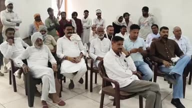 अनूपगढ़: नई धान मंडी में बारदाना नहीं मिलने पर किसानों, व्यापारियों और मजदूरों ने एडीएम कार्यालय पर किया प्रदर्शन