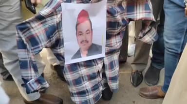 महोबा: आल्हा चौक पर सपा सांसद के बयान पर भाजपाइयों ने किया हंगामा, पीएम पर टिप्पणी के विरोध में पुतला फूंका