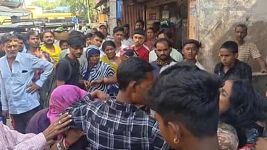 मानिकपुर: पति-पत्नी और वो के बीच जमकर हुई मारपीट, तमाशा बन गई भीड़ ने सड़क में लगाया लंबा जाम, वीडियो हुआ वायरल