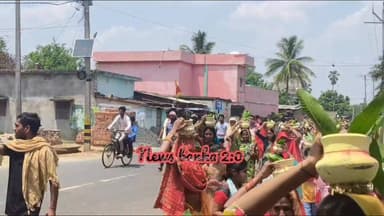 बांका। चपरी में बजरंगबली की प्राण प्रतिष्ठा को लेकर निकाली गई भव्य कलश शोभायात्रा। #अमरपुर #newsbanka #live #viralnews #...