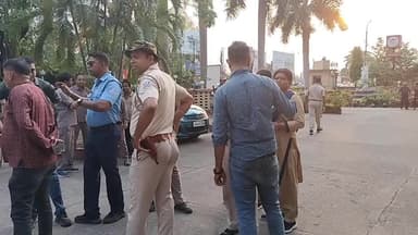 ফরিদপুর দুর্গাপুর: দুর্গাপুর সিটি সেন্টারের একটি বেসরকারী হোটল চত্বরে রণক্ষেত্র, কর্মীদের মারধর ও লুটপাটের অভিযোগে কাঠগড়ায় বিজেপি কর্মীরা