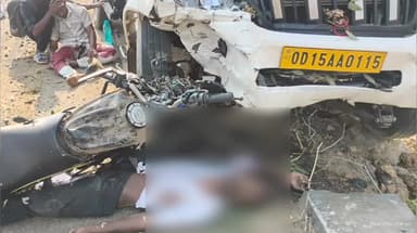 କୁଚିଣ୍ଡା: କୁସୁମୀ ପେଟ୍ରୋଲ ପମ୍ପ ନିକଟରେ ପିକଅପ ବାଇକ୍ ମୁହାଁମୁହିଁ ଧକ୍କା, ୨ ମୃତ ଜଣେ ଗୁରୁତର