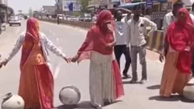 तिंवरी: मथानिया में पानी संकट पर महिलाओं ने किया प्रदर्शन, देचू-तिंवरी हाईवे आधे घंटे तक रहा जाम, मिला आश्वासन