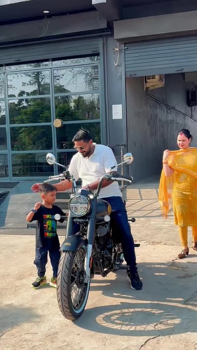 Behind every beautiful ride, there’s a beautiful love story ❤️
.
.
.
#RoyalEnfield #BulletLove #RoyalRide #BikeLove