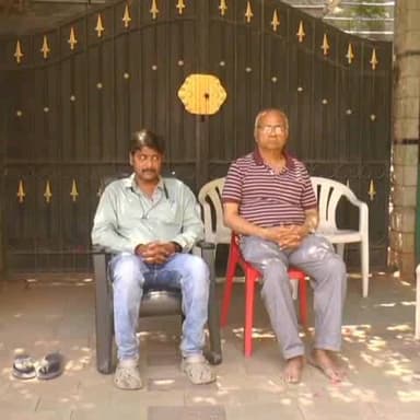 ಕಲಬುರಗಿ: 'ಮನೆ ನನ್ನದು', ನಗರದಲ್ಲಿ ಎಂಎಲ್ಸಿ ಶಶಿಲ್ ನಮೋಶಿ ನಿವಾಸದ ಮುಂದೆ ಸಹೋದರ ಡಾ. ಅನಿಲ್ ನಮೋಶಿ ಧರಣಿ