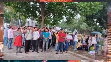#देहरादून :-जोरदार बारिश के बीच भी #नर्सिंग_एकता मंच के अभ्यर्थियों के साथ #ज्योति_रौतेला भी डटी हैं, धरने पर
#sahaspyr...