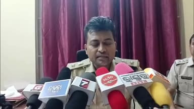 ଝାରସୁଗୁଡା: ଭୁଜାଲି ଆକ୍ରମଣରେ ଜଣେ ମୃତ ଜଣେ ଗୁରୁତର, ୨ ମୁଖ୍ୟ ଅଭିଯୁକ୍ତ ଫେରାର, ୩ ଅଭିଯୁକ୍ତ ଗିରଫ ନେଇ ଝାରସୁଗୁଡା ଏସ୍ପିଙ୍କ ପ୍ରତିକ୍ରିୟା