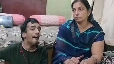 खरगौन: मां ने पैर की उंगलियों से बेटे आयुष को बनाया सशक्त, जन्म से बोलने-चलने में असमर्थ होने पर भी नहीं मानी हार