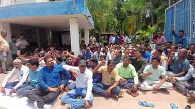 ତେଲକୋଇ: କେନ୍ଦୁଝର ଠାରେ ଟାଟା ପାୱାରର ଶ୍ରମିକ ଛଟେଇ ବିରୋଧରେ ପ୍ରତିବାଦ