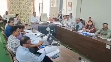 देवास: जिले में झोलाछाप डॉक्टरों पर कार्रवाई करें, कलेक्टर ने कार्यालय में बैठक के दौरान दिए निर्देश