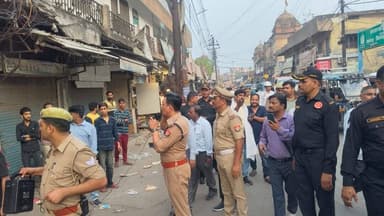 #SSP_Meerut के निर्देशानुसार जनपद में कानून व्यवस्था , सुगम यातायात व्यवस्था हेतु #SPTRAFFIC_MRT के नेत्रत्वमेरठ अतिक्रम...